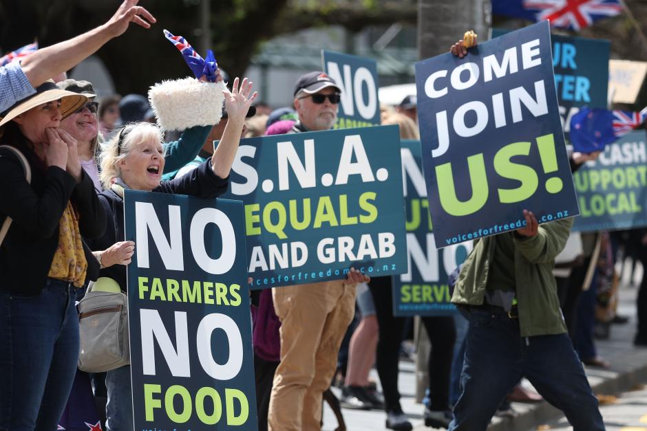 La gente protesta contra los planes del gobierno de gravar las emisiones de los animales de granja, en Wellington