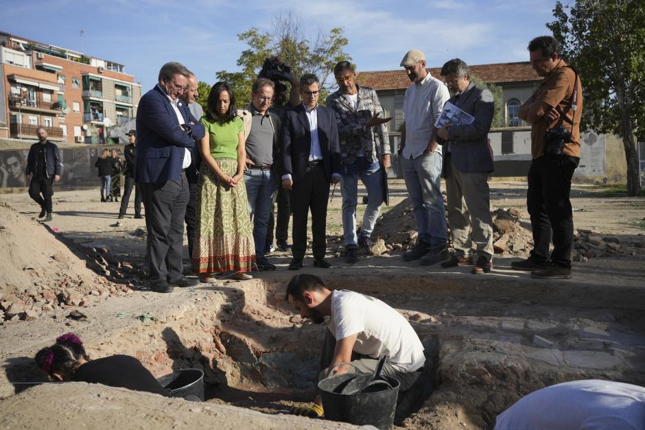 Félix Bolaños visitando la excavación arqueológica de la Guerra Civil en Entrevías
