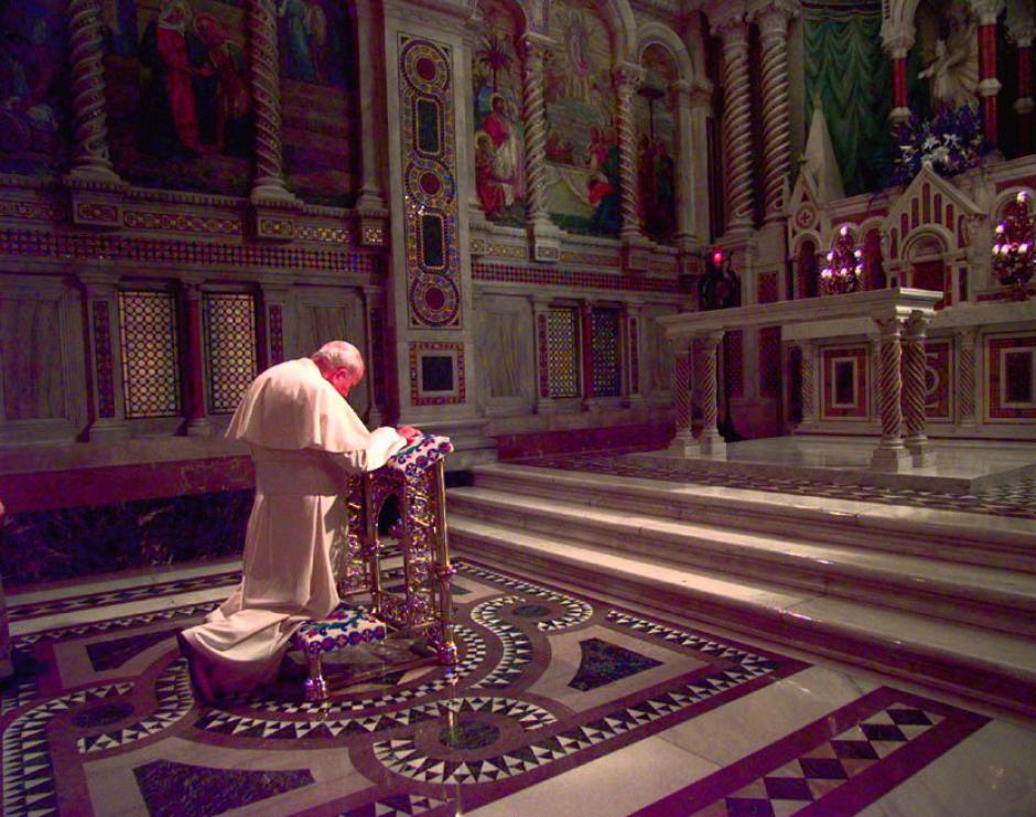 PAPA JUAN PABLO II REZANDO *** Local Caption *** Pope John Paul II prays in the Blessed Sacrament Chapel in Cathedral Basilica prior to the evening prayer service Wednesday, Jan. 27, 1999, in St. Louis. The pontiff was also scheduled to meet with Vice President Al Gore before leaving for Rome on Wednesday night. (AP Photo/Amy Sancetta)
