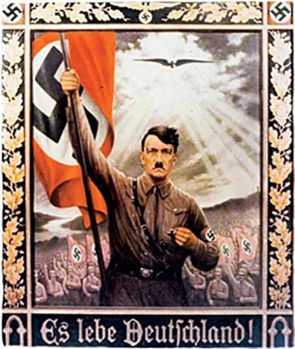 Hitler al frente de miles de nazis en marcha