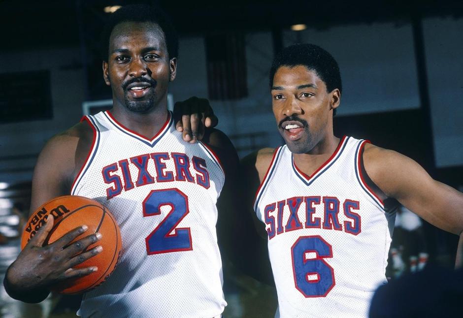 Moses Malone y Julius Erving. en los Sixers