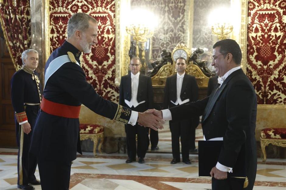 El rey Felipe VI recibe las credenciales del nuevo embajador de Irak, Salih Husain Ali Ali (d), durante una ceremonia en el Palacio Real, este viernes