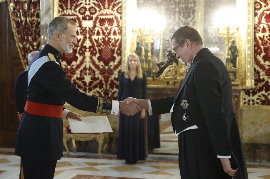 l rey Felipe VI (i) recibe las credenciales del nuevo embajador de Estonia, Andres Rundu (d), durante una ceremonia en el Palacio Real, este viernes.