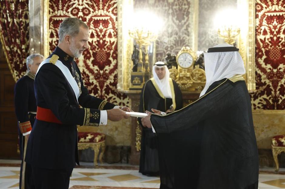 El rey Felipe VI (i) recibe las credenciales del nuevo embajador de Kuwait, Khalifa M. Kh. H. Alkhorafi (d), durante una ceremonia en el Palacio Real, este viernes.