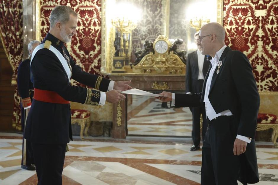 El rey Felipe VI (i) recibe las credenciales del nuevo embajador de Dinamarca, Michael Braad, durante una ceremonia en el Palacio Real, este viernes.
