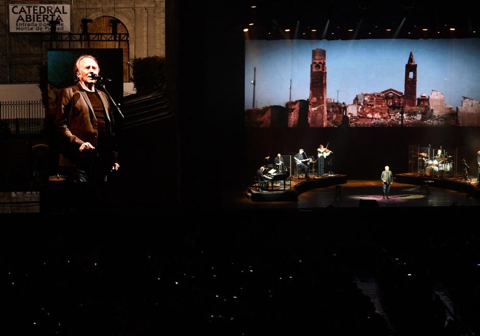 Un momento del concierto de Serrat en México