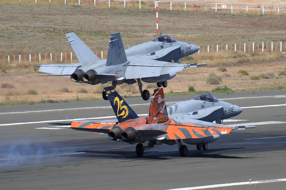 Espectacular imagen del despegue de dos F-18