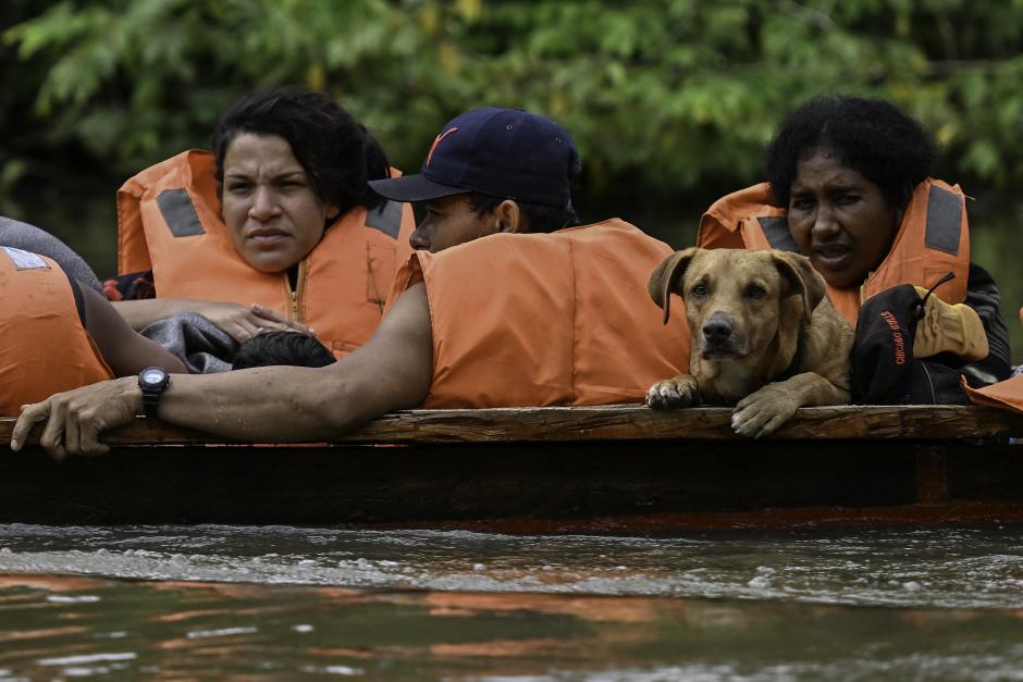 Inmigrantes venezolanos cruzando el río Chucunaque en la Selva de Darién en Panamá y Colombia