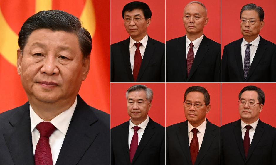 Xi Jinping (izq.), y a otros nuevos miembros del Comité Permanente del Politburó del Partido Comunista de China (arriba, segundo de izquierda a derecha) Wang Huning, Cai Qi, Zhao Leji, (abajo 2do de izquierda a derecha) Li Xi, Li Qiang y Ding Xuexiang