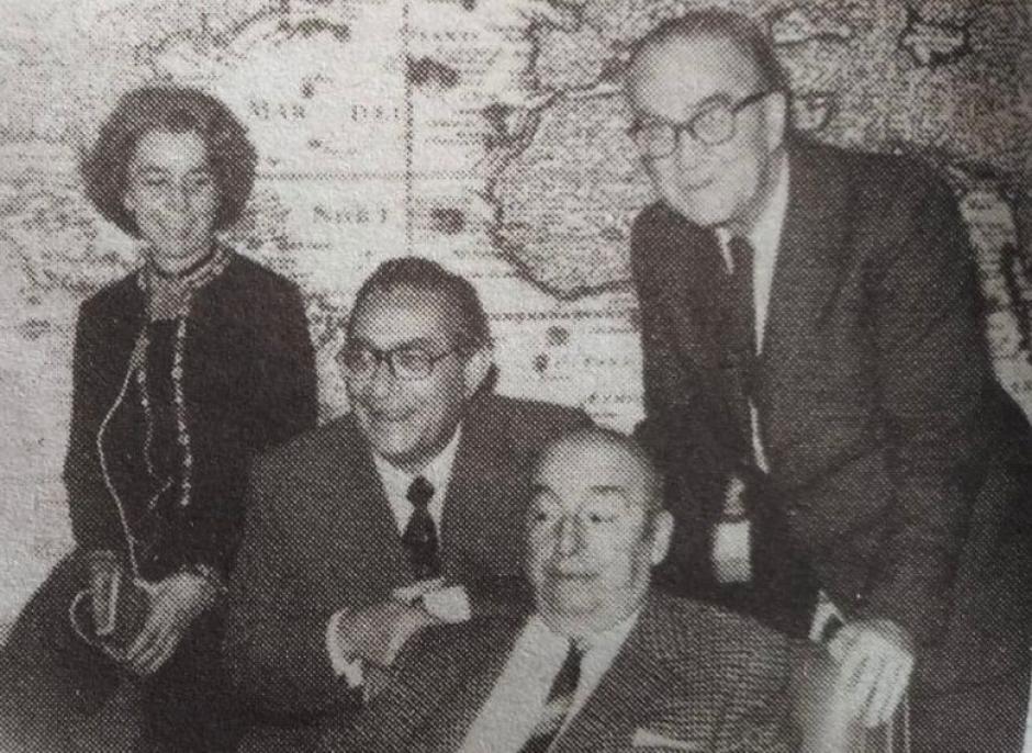 Luis Rosales, entre otros, con su amigo Pablo Neruda