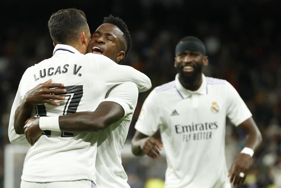 Lucas Vázquez es felicitado por Vinicius y Rüdiger tras conseguir el segundo gol blanco ante el Sevilla