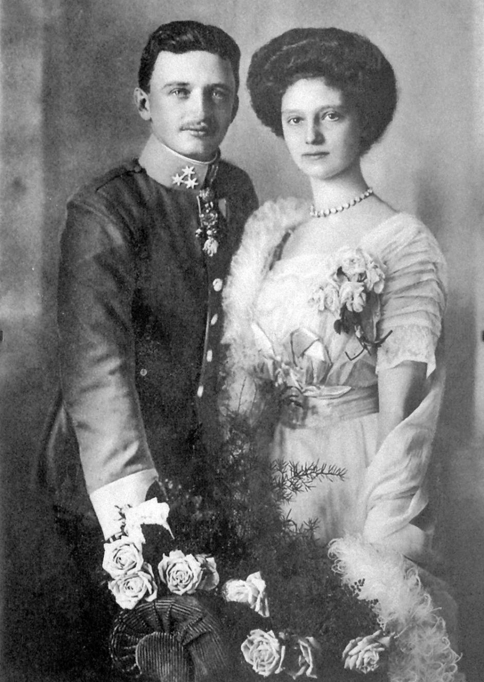 En 1911, el archiduque Carlos se casó con la princesa Zita de Borbón-Parma. Se conocieron de niños, pero no se habían visto en casi diez años. En 1909, su regimiento fue enviado a Brandeis an der Elbe en Bohemia, donde visitó a su abuela en Franciscoensbad. Fue durante una de estas visitas cuando el archiduque Carlos y Zita volvieron a encontrarse.