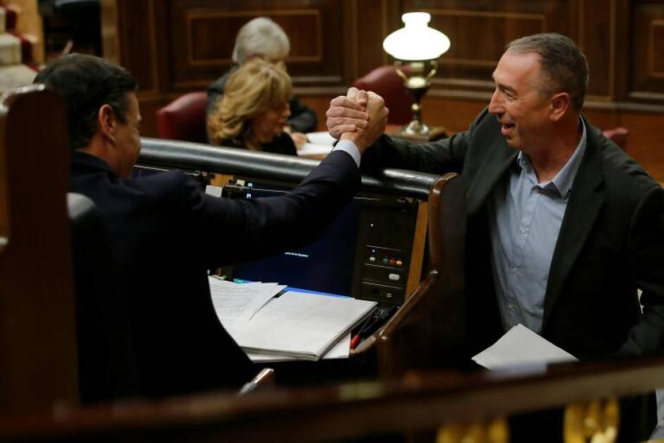 El presidente del Gobierno, Pedro Sánchez, y el diputado Joan Baldoví se saludan en el Congreso.