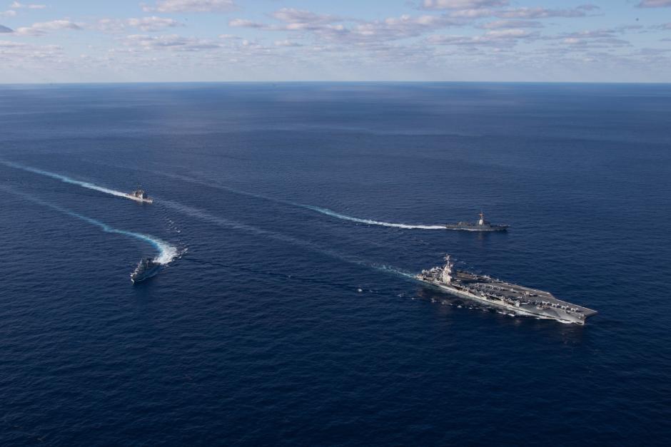 Un momento de los ejercicios conjuntos del USS Gerald R. Ford con ... "¡Juntosforman el Grupo de ataque Gerald R. Ford! Más fuertes juntos", es el mensaje de la US Navy