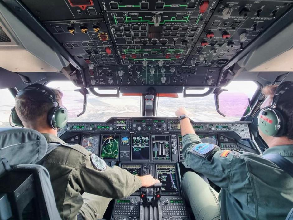 Interior de la cabina del A-400M momentos antes del despegue con los paracaidistas del Ejército del Aire