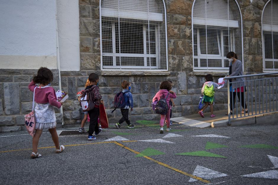 Unos alumnos entrando en el colegio