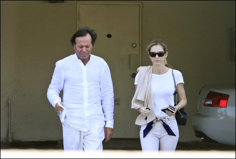 JULIO IGLESIAS Y MIRANDA RIJNSBURGER EN LAS CALLES DE MIAMI
11/02/2009
MIAMI