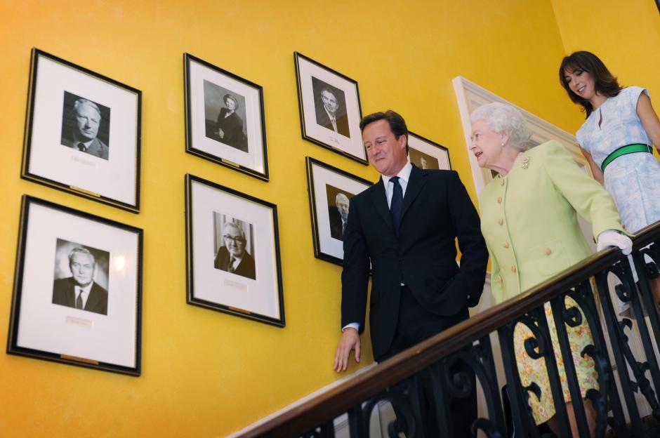 The Queen Elisabeth walks down the staircase in 10 Downing Street with Prime Minister David Cameron and his wife Samantha Cameron
en la foto : fotografias de tony blair y margaret thatcher
London
21/06/2011