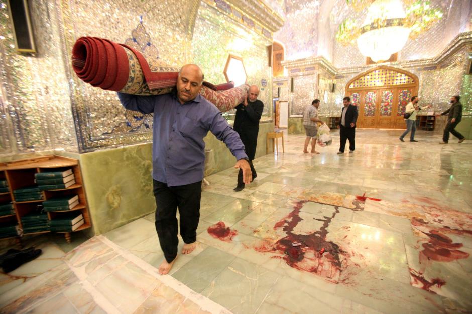 Los trabajadores limpian el lugar del atentado ocurrido en el mausoleo de Shah Cheragh en la ciudad iraní de Shiraz, el 26 de octubre de 2022
