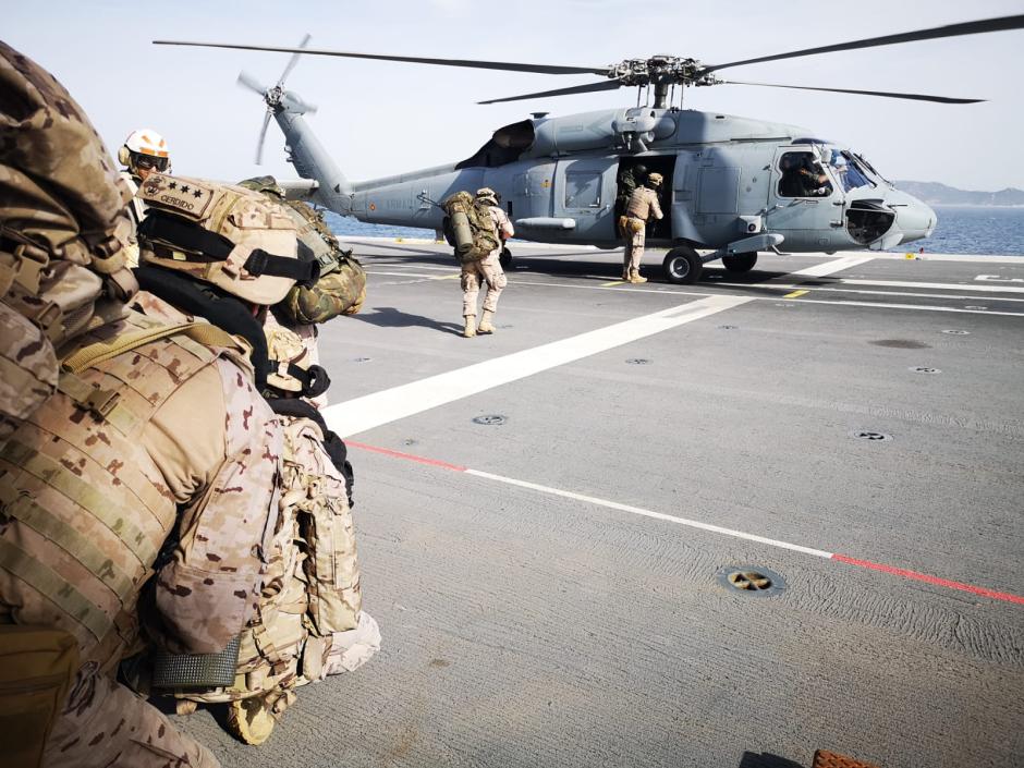 Helicópsteros de la quinta escuadrilla participan en el ejercicio de la Armada Marfibex con el L-61 Juan Carlos I