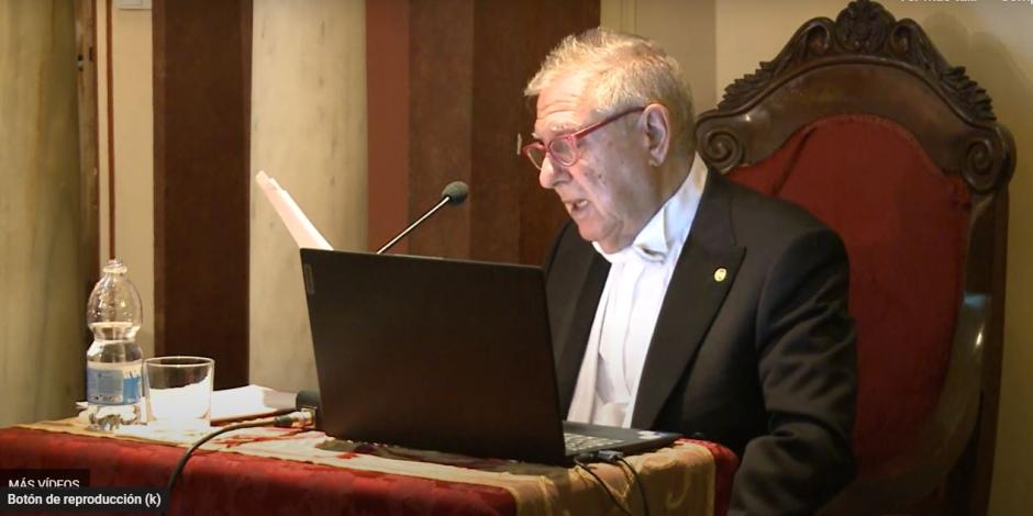 El arquitecto Fernando Mendoza, durante la lectura de su discurso de ingreso en la Real Academia de Bellas Artes de Santa Isabel de Hungría