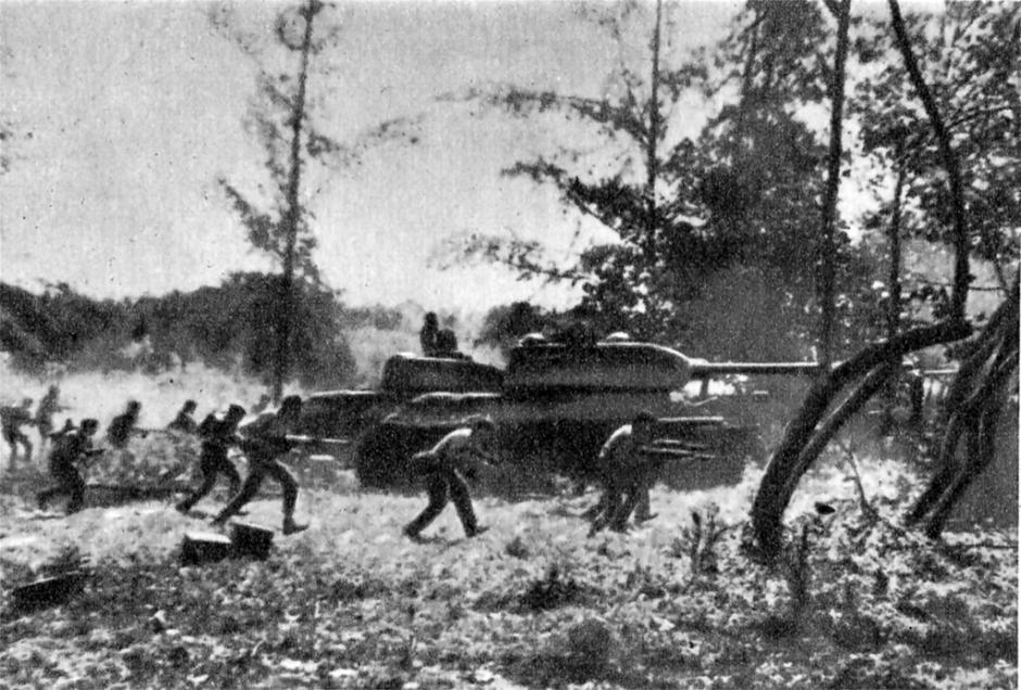 Contraataque de las Fuerzas Armadas Revolucionarias de Cuba apoyadas por tanques T-34 cerca de Playa Girón durante la invasión de Bahía de Cochinos, 19 de abril de 1961