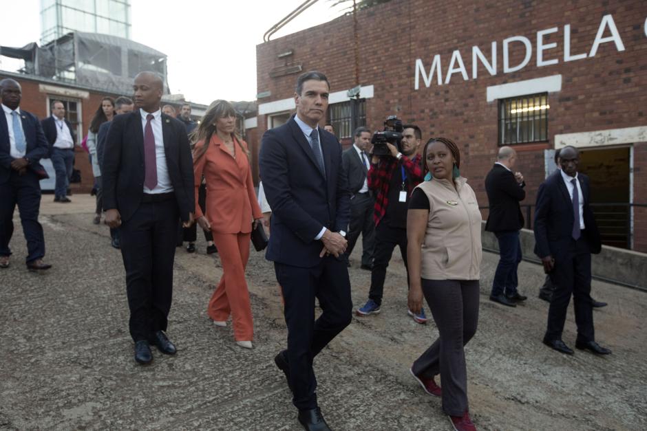 Johannesburg (South Africa), 27/10/2022.- Spain's Prime Minister Pedro Sanchez (C) with his wife Maria Begona Gomez Fernandez (2L) during a visit to the prison cells at Constitution Hill, Johannesburg, South Africa, 27 October 2022. Sanchez made a tour of the prison cells that Nelson Mandela and other detainees where imprisoned in. (Sudáfrica, España, Johannesburgo) EFE/EPA/KIM LUDBROOK