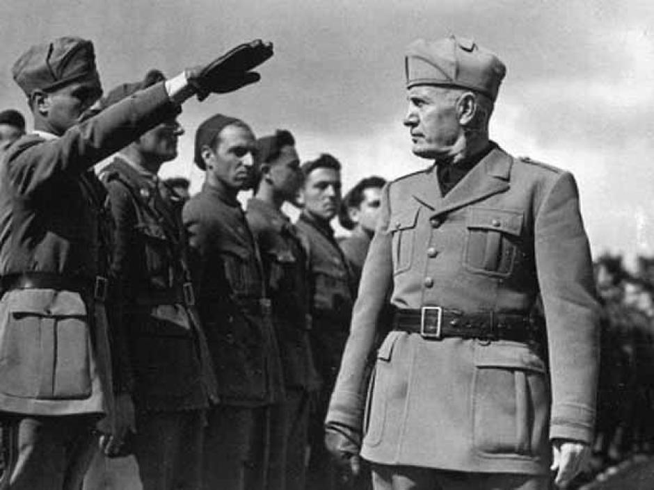Mussolini inspeccionando tropas durante la guerra ítalo-etíope