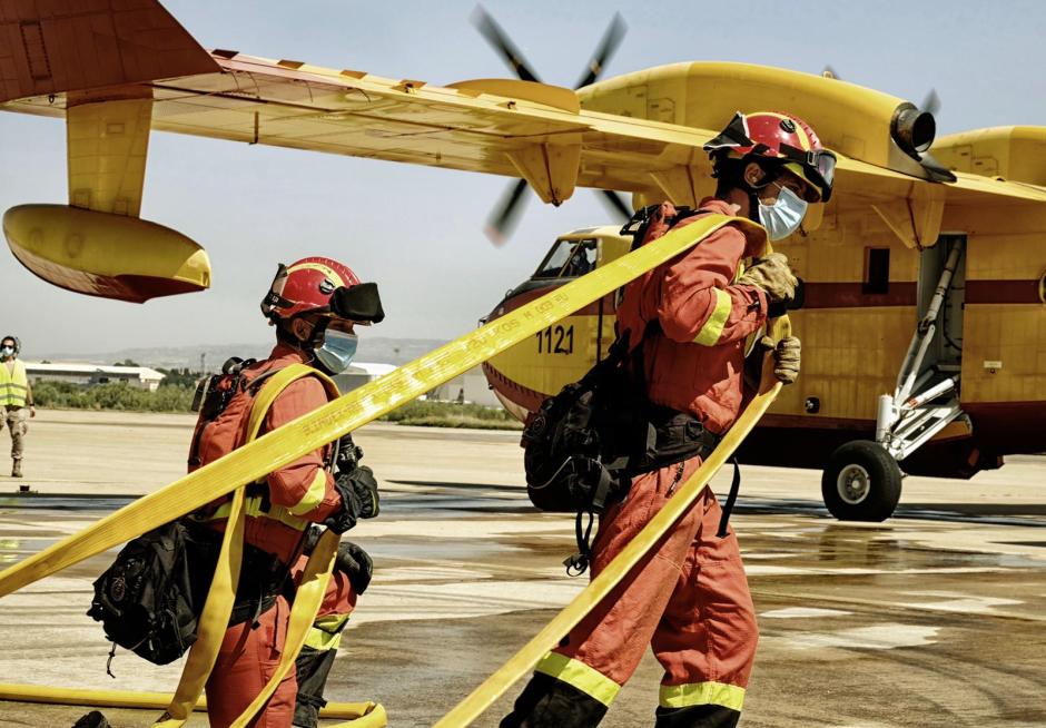 El personal que maneja los aviones del Ministerio de Transición Ecológica también es militar