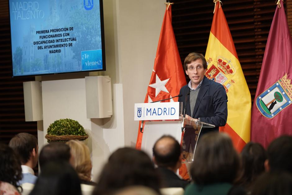 El alcalde de Madrid dirige unas palabras a la nueva promoción de funcionarios municipales