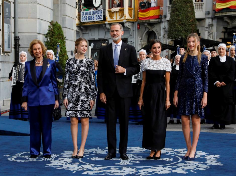 La Reina Sofía, la Princesa Leonor, los Reyes y la Infanta Sofía antes de entrar al Teatro Campoamor