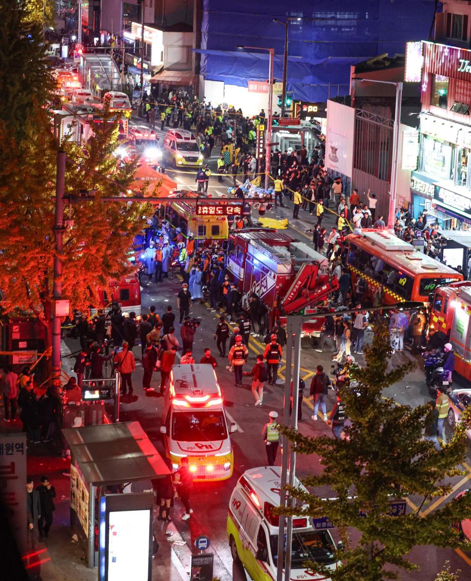 Ambulancias y profesionales sanitarios en el barrio de Itaewon, Seúl, donde una avalancha humana ha dejado al menos 120 muertos