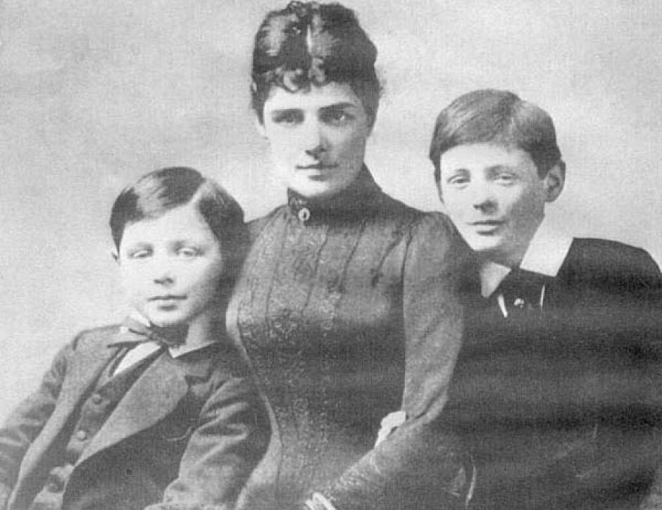 Jennie Spencer Churchill con sus dos hijos, Jack (izquierda) y Winston (derecha) en 1889