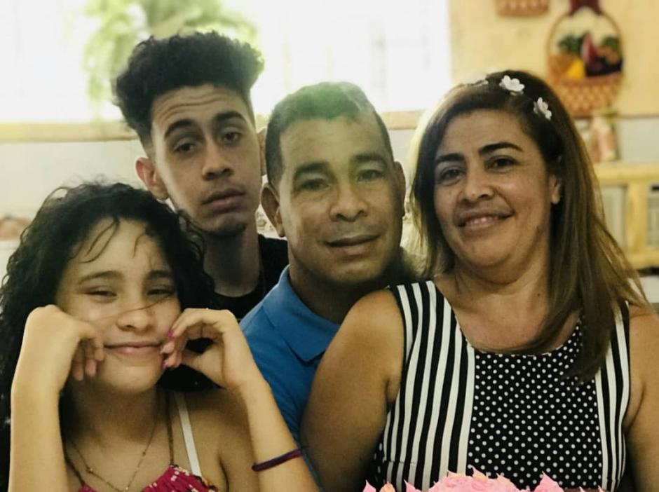 El pastor Lorenzo Rosales Fajardo con su familia