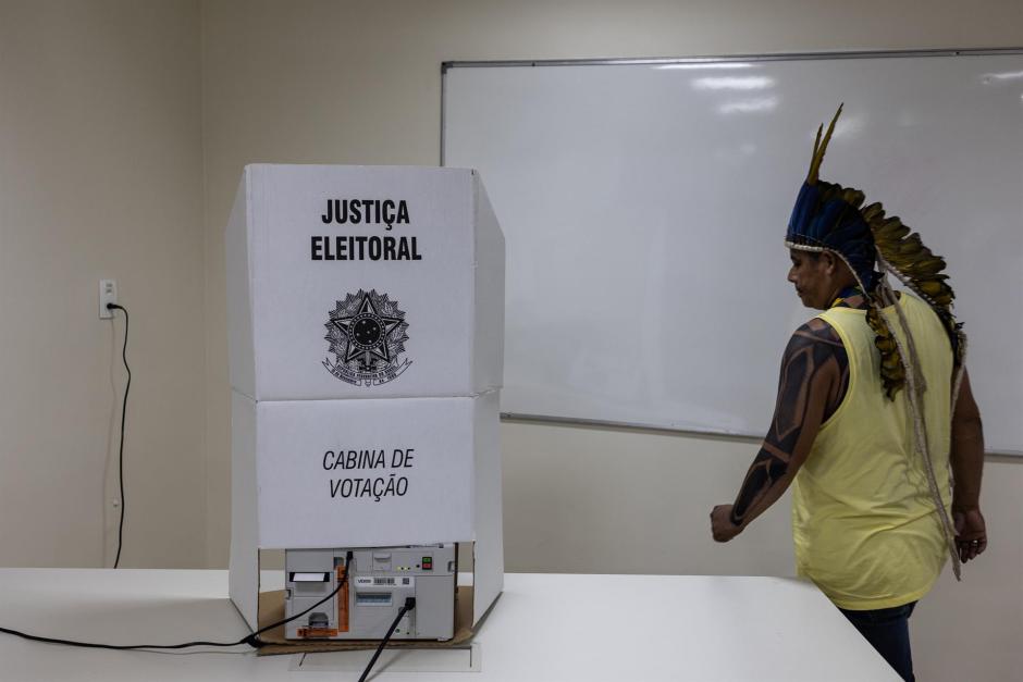 El líder indígena Ismael, Jefe del pueblo Mundurukú, vota en puesto electoral para la segunda vuelta de las elecciones brasileñas, en Manaos, Amazonas (Brasil)