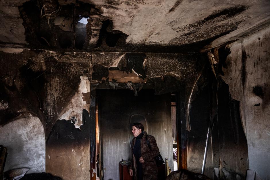 Una mujer ucraniana recorre su casa tras un incendio provocado por los bombardeos rusos en la región de Donestsk