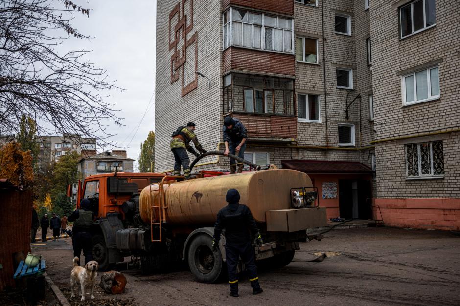 Los bomberos ayudan a suministrar agua a las zonas residenciales en Donetsk