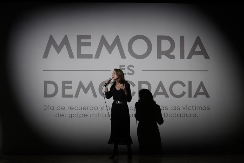 La cantante Ana Belén actúa en el acto por el "Día de Recuerdo"