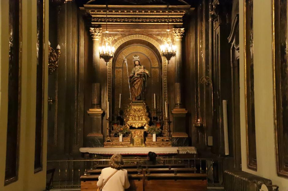 Devotos rezando ante el sagrario y la imagen de San José, el santo que da nombre a la iglesia