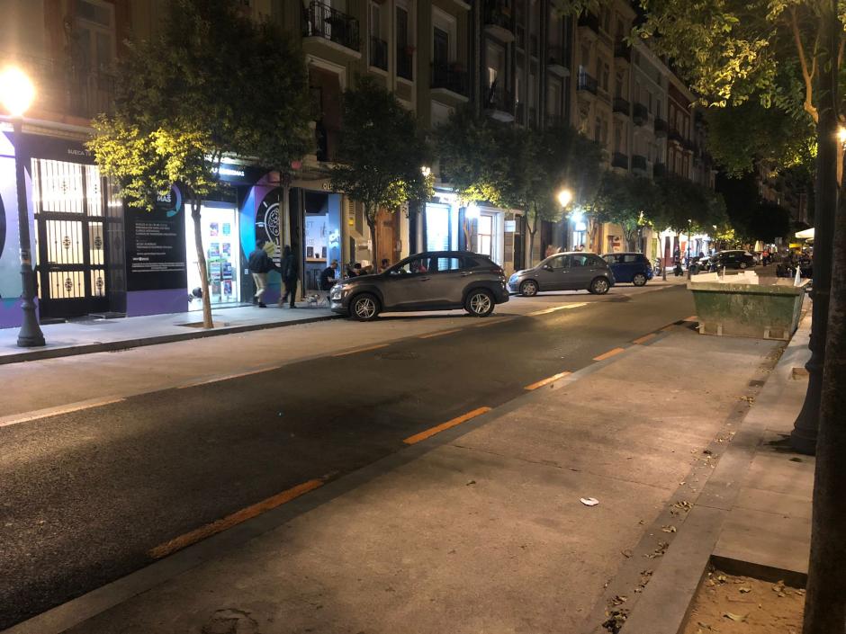 Numerosas plazas de aparcamiento vacías en el barrio de Ruzafa, en Valencia, un jueves a las 21 horas.