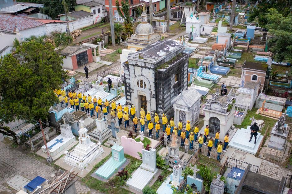 Un "ejército" de reclusos llegan a un cementerio para destruir las lápidas con simbología de las pandillas