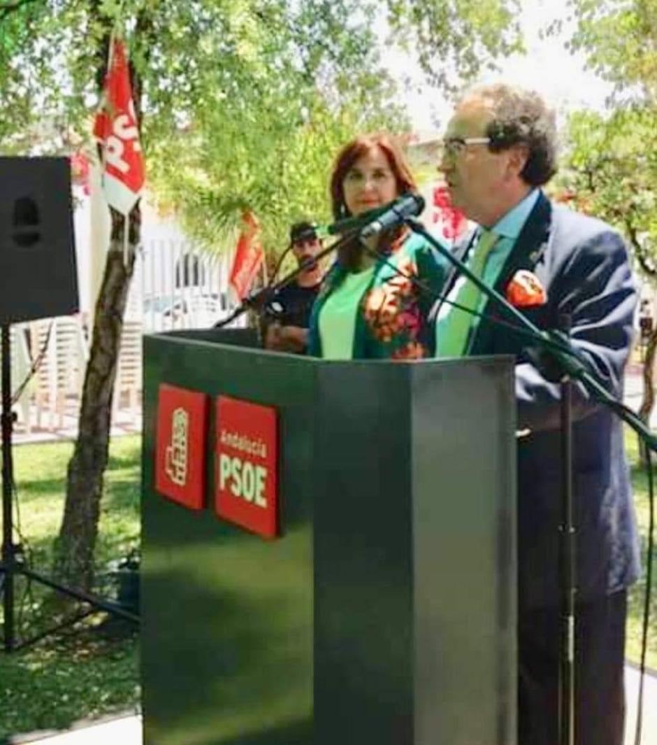 El hermano mayor de la Macarena, José Antonio Fernández Cabrero, en el homenaje a un amigo íntimo organizado por el PSOE de Cantillana