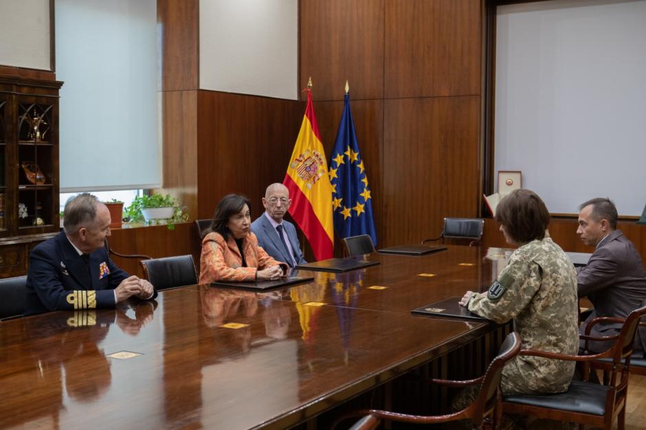 La ministra de Defensa, Margarita Robles, se ha reunido con la Jefa de Relaciones Bilaterales para la Región Europa del Estado Mayor Conjunto ucraniano, Yulio Tapaciok