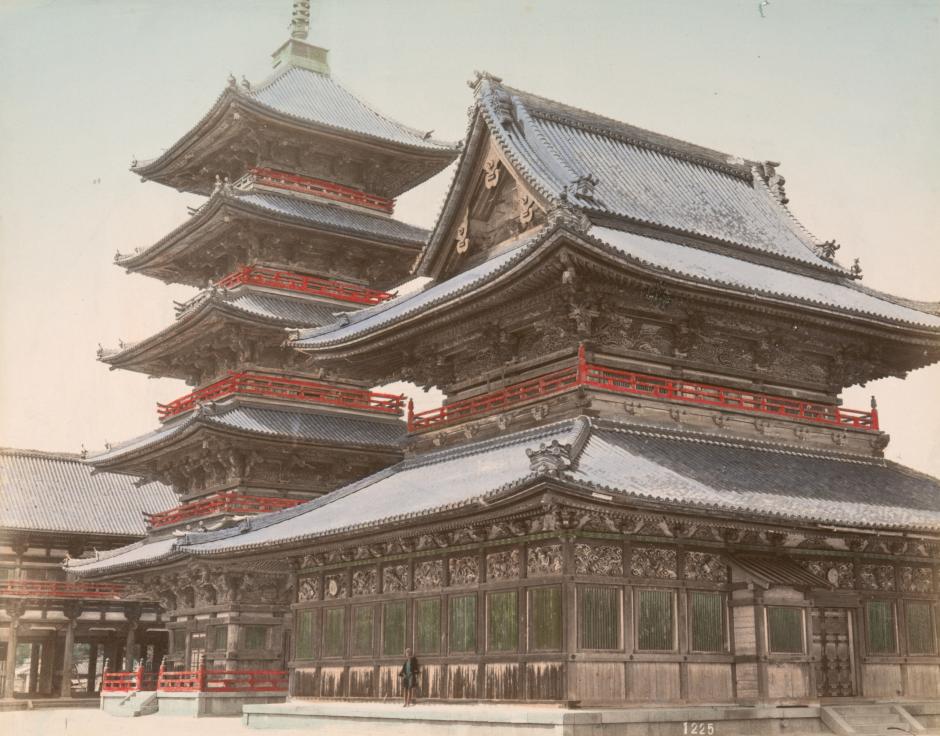 Fotografía en color de la sala principal y la pagoda más grandes alrededor de 1880, antes de la reconstrucción moderna reducida. Tomada por Kusakabe Kimbei