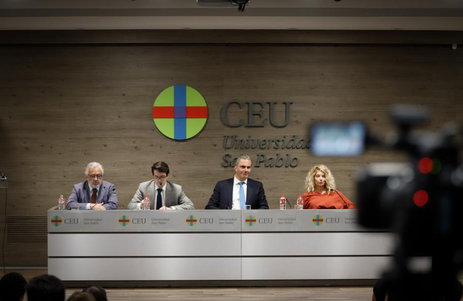 Javier Ortega Smith durante la conferencia organizada por la iniciativa La España Endeudada