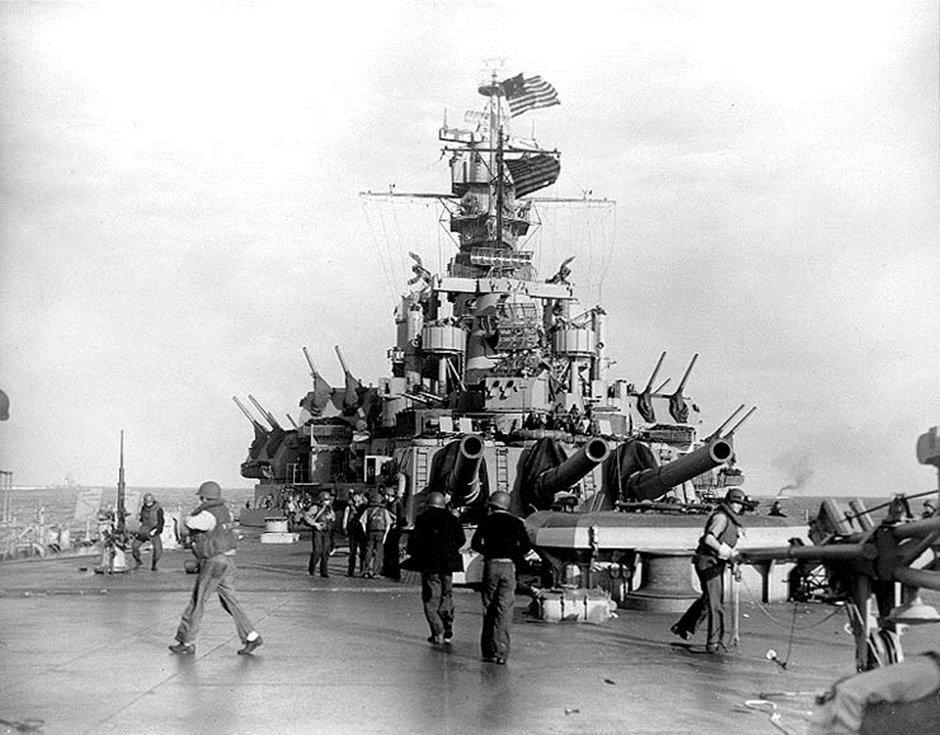 Acorazado USS Massachusetts poco antes del inicio de la batalla naval de Casablanca el 8 de noviembre de 1942