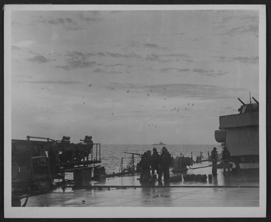 Vista desde la cubierta del acorazado USS Massachusetts (BB-59), el cielo está cubierto por el fuego antiaéreo que intenta ahuyentar a los aviones franceses