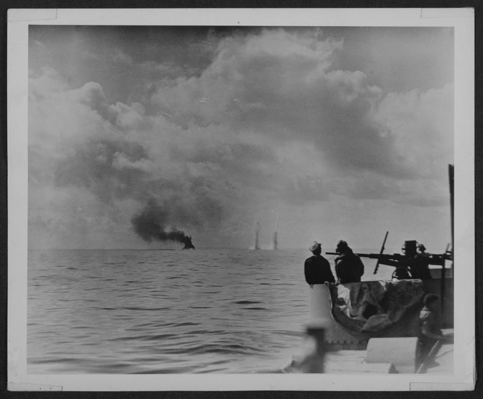 Géiseres gemelos de agua (al centro, a la derecha) enviados hacia el cielo por la explosión de los proyectiles del acorazado francés Jean Bart durante las operaciones estadounidenses frente a Casablanca, Marruecos francés