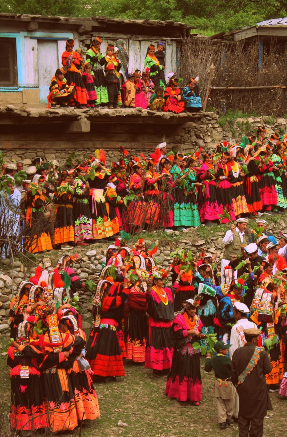elebrando a Joshi , las mujeres y los hombres de Kalash bailan y cantan desde la pista de baile hasta el estadio del pueblo, el Charso, para el final de las festividades del día