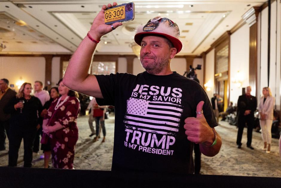 Un simpatizante del partido Republicano luce una camiseta que reza "Jesús es mi salvador. Trump es mi presidente" durante las elecciones intermedias en Scottsdale, Arizona